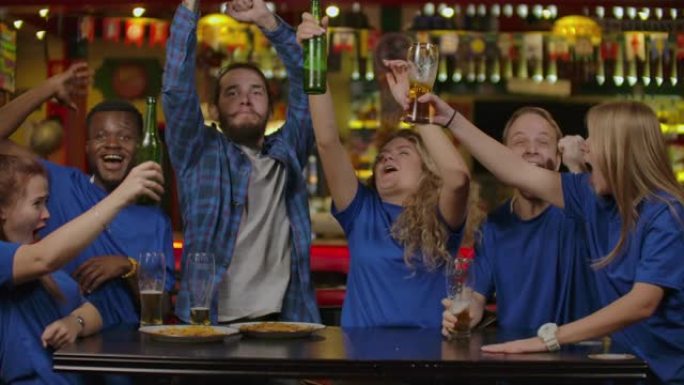 运动，人物，休闲，友谊和娱乐概念-快乐的足球迷或男性朋友在酒吧或酒吧喝啤酒并庆祝胜利。