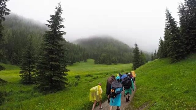 云中的山边。徒步旅行者