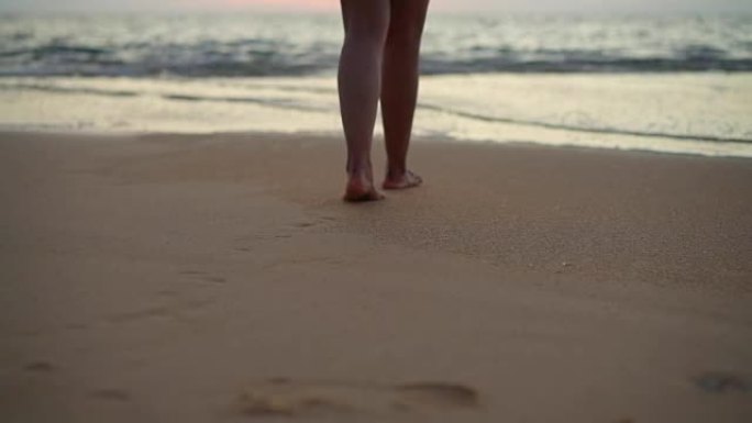 软沙中的脚步声女生脚步特写实拍素材