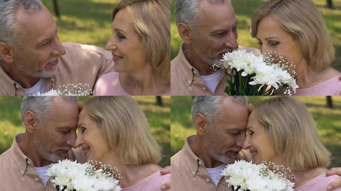 老人给女人带来一束花，老夫妇在一起快乐