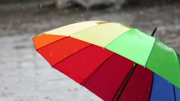 雨中人行道上的多色雨伞