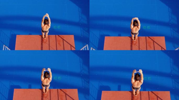 CS男潜水员站在阳光下的跳台上，双手举在头顶上方