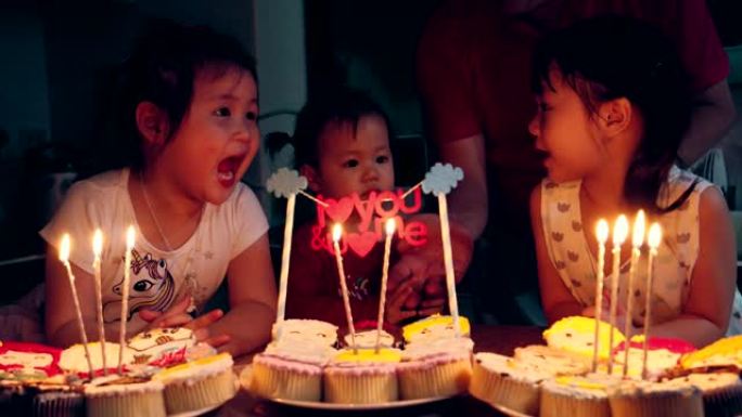 一群小女孩在家庆祝她的生日聚会