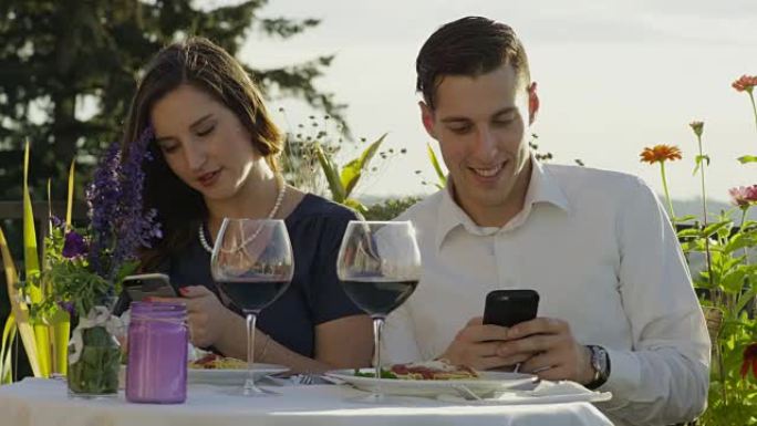 年轻的成年夫妇在户外吃浪漫的晚餐