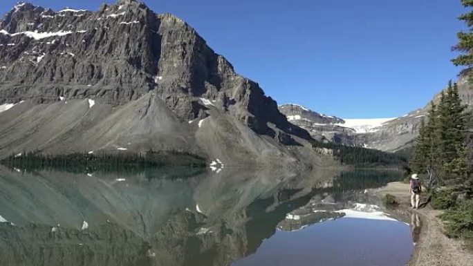 女人hikes弓湖班夫国家公园艾伯塔省加拿大冰川
