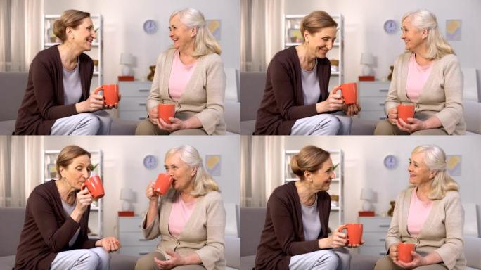 老年女性朋友坐在舒适的客厅里喝茶聊天
