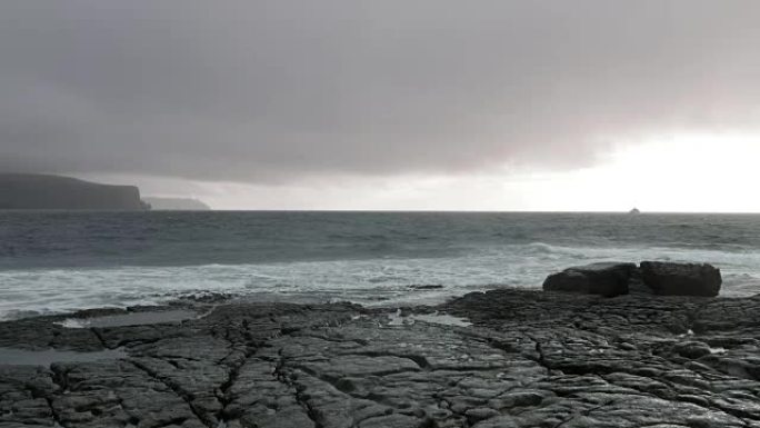 暴风雨天气中的杜林海岸线和莫赫悬崖