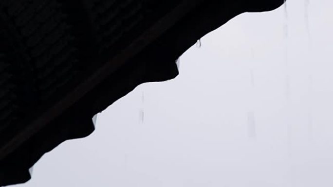 屋顶上的雨滴