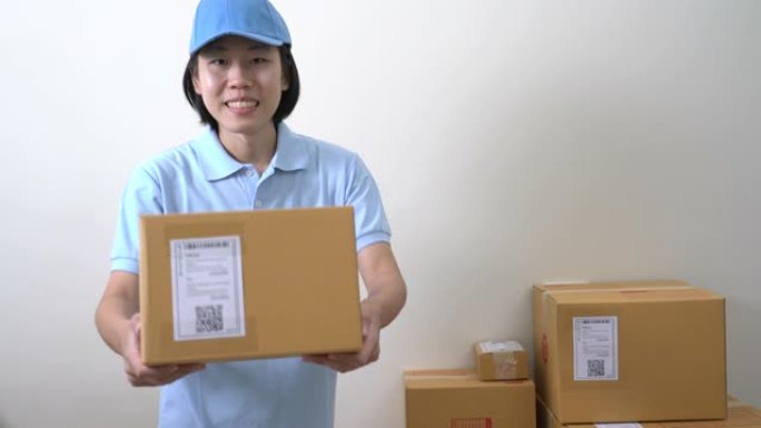 亚洲送货员给包裹箱