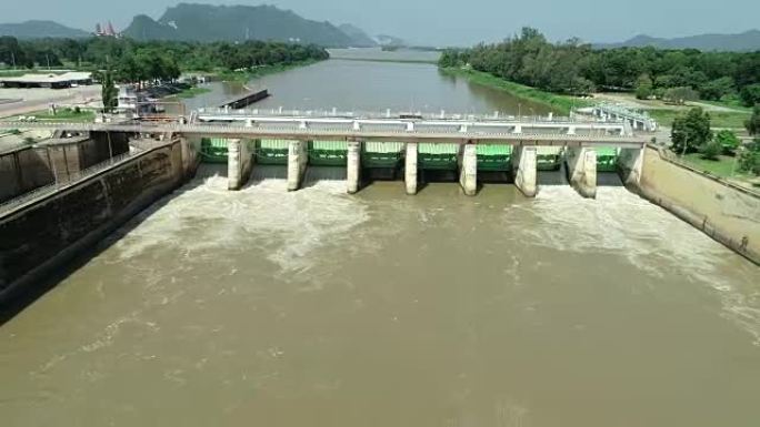 空中射坝泉水流动。