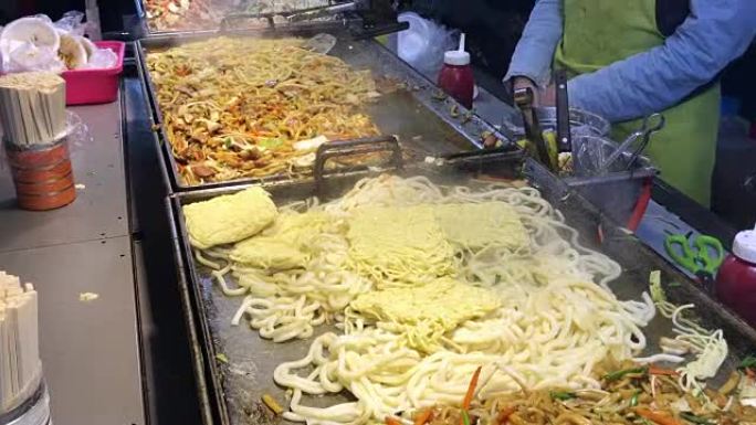 韩国首尔明洞街美食大锅中的Yakisoba。