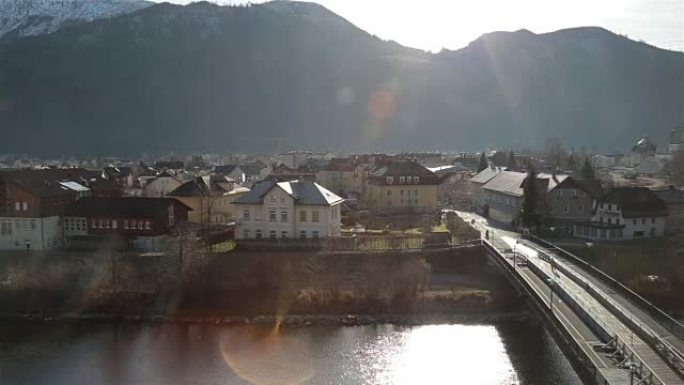 日出时小镇的美丽景象