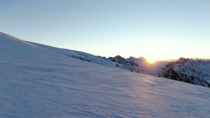 两名滑雪者穿越高加索山脉雪场的航拍