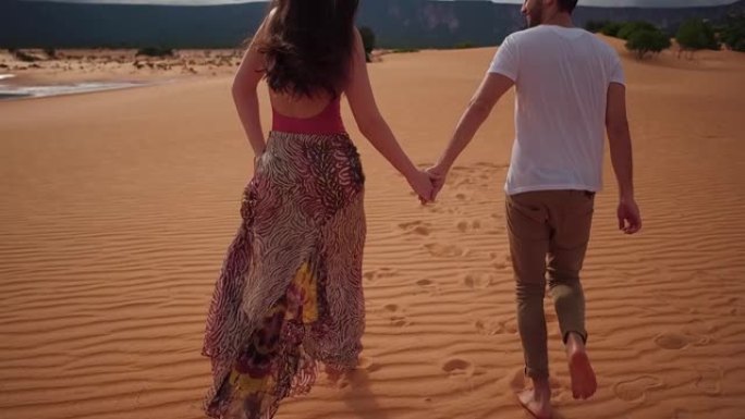夫妇在墨西哥胡椒沙丘中行走，托坎廷廷斯-跟踪镜头