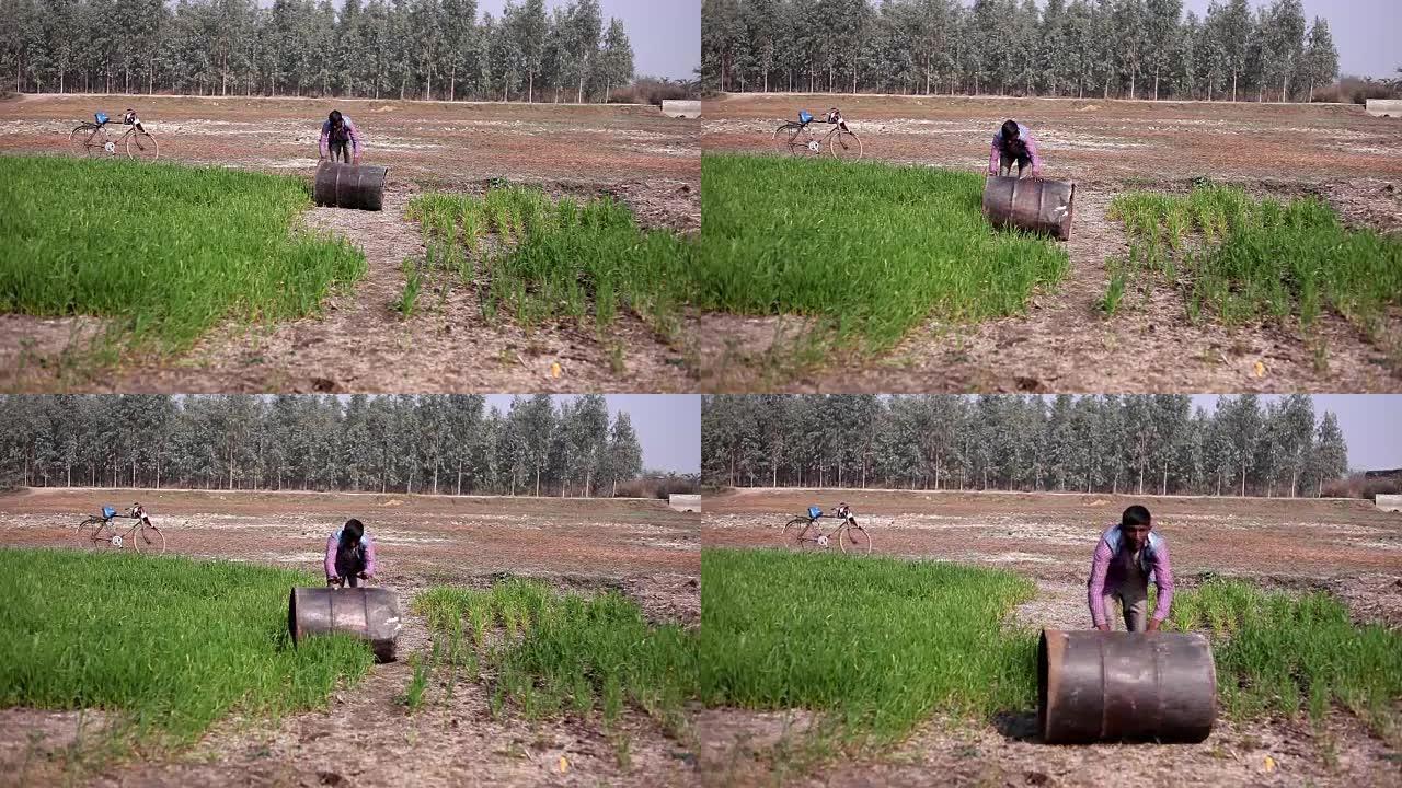 农民在田间工作传统农业收集废品废铁桶印度