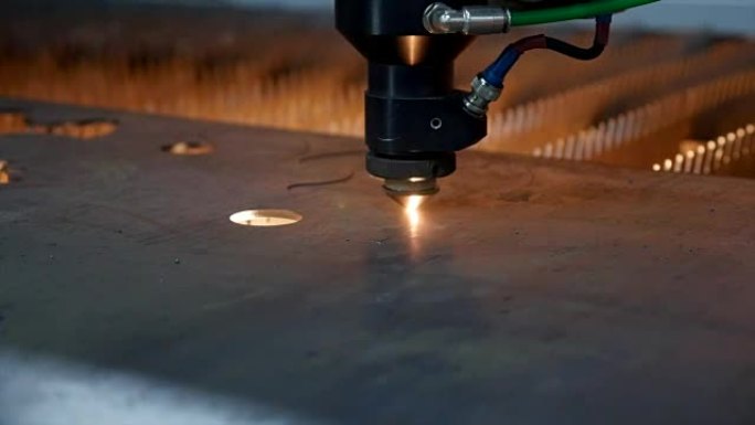 切割金属的工业机器人激光切割机