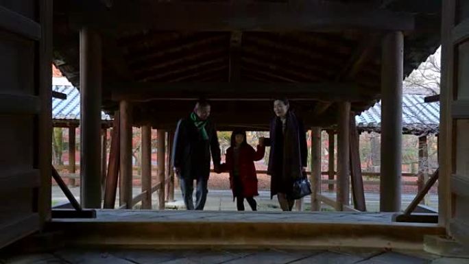 一家人穿过日本寺庙