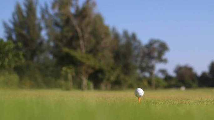 高尔夫球运动员在高尔夫球场上开球