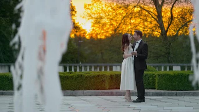 SLO MO新婚夫妇在露台上的喷泉旁跳舞
