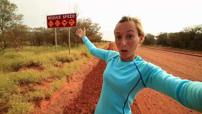 澳大利亚内陆地区一名年轻女子的自拍肖像