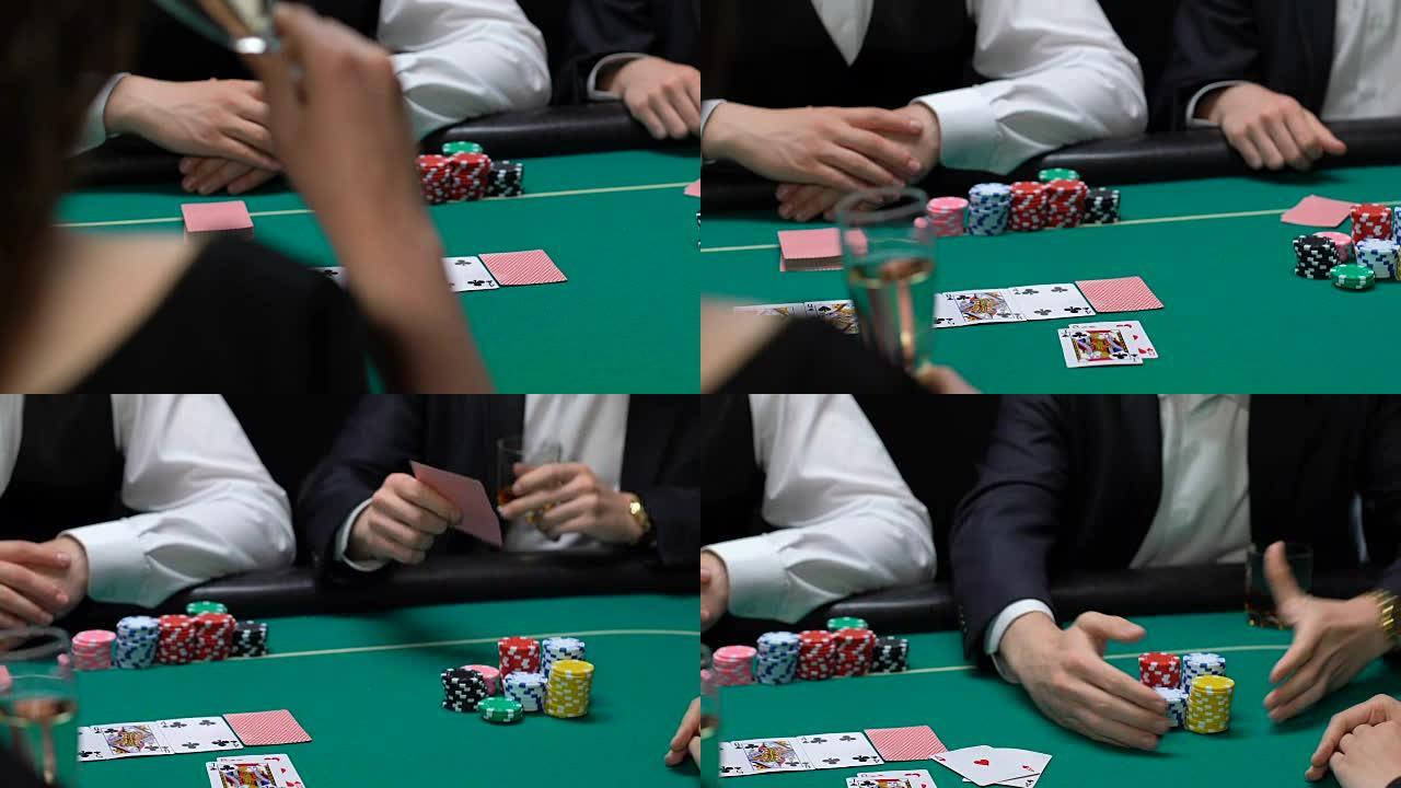 扑克玩家开牌，男子与一对王牌赢取所有的钱，赌场