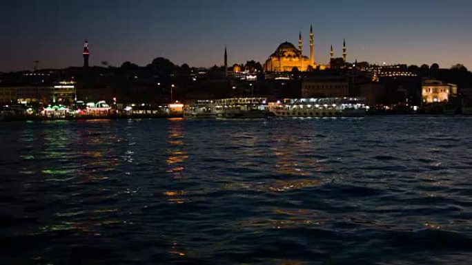 来自伊斯坦布尔加拉塔大桥的苏莱曼清真寺。