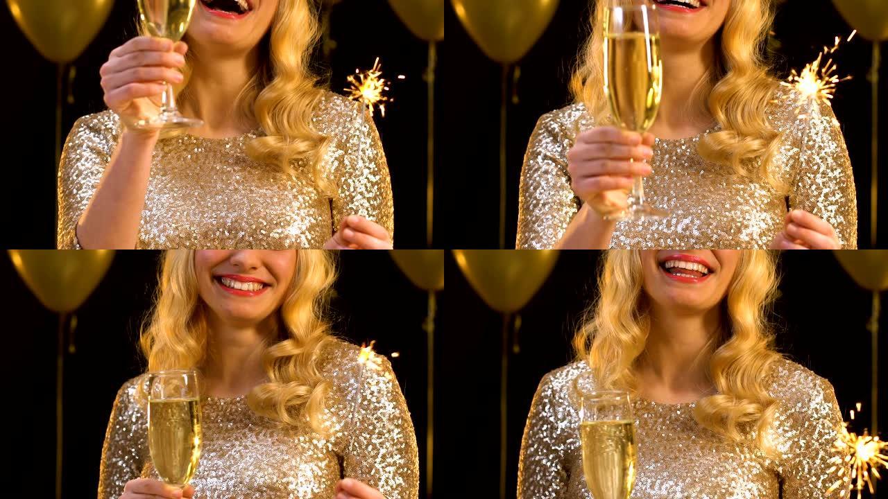 穿着金色连衣裙的微笑女人享受香槟和孟加拉灯的派对