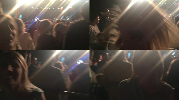 一名女子在音乐会上大笑的智能手机视频