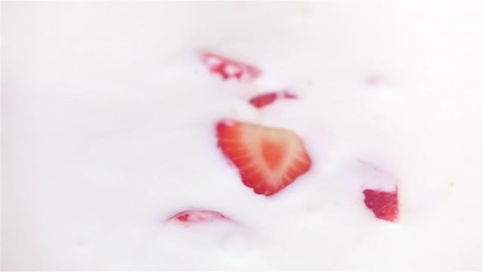草莓以真正的慢动作掉入酸奶中的两个视频