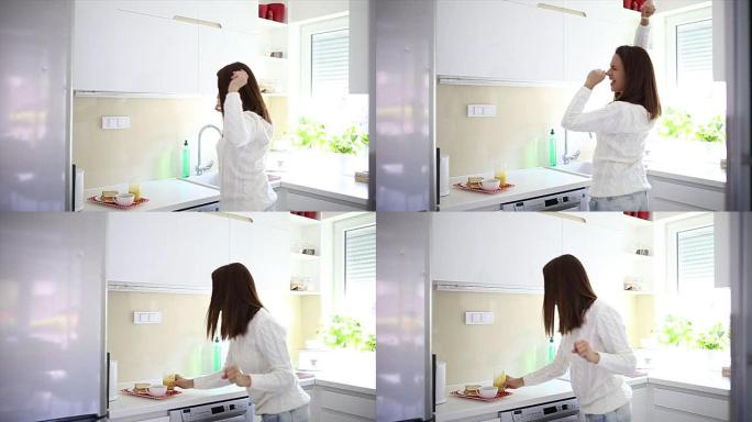 女人在家跳舞唱歌