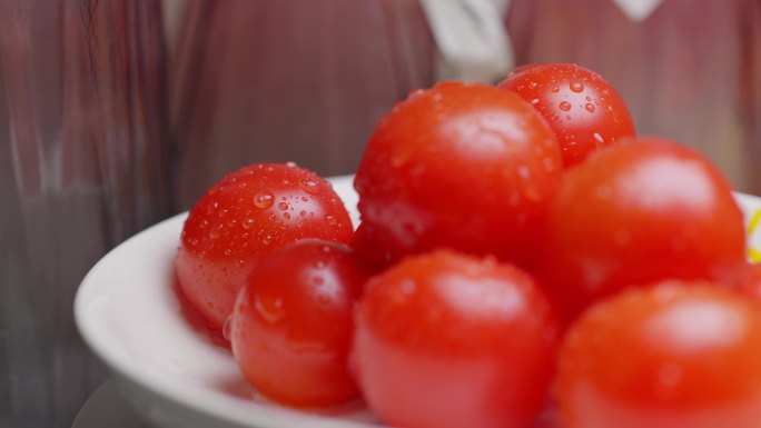 盘子里诱人的水果西红柿