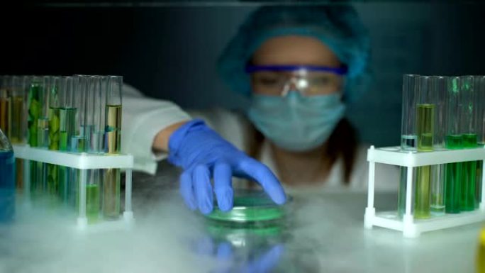 实验室助理从冰箱中取出绿色粉末，皮肤科冷冻治疗材料