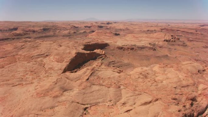 峡谷地鸟瞰图。荒芜红色火星岩地貌火星地貌