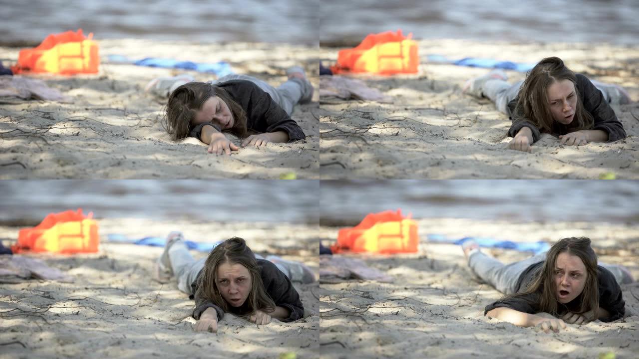 女人咳嗽呼吸困难，沉船后躺在海滩上，寻求帮助