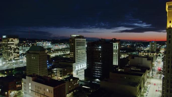 黄昏时分，阿拉巴马州伯明翰的平移无人机拍摄