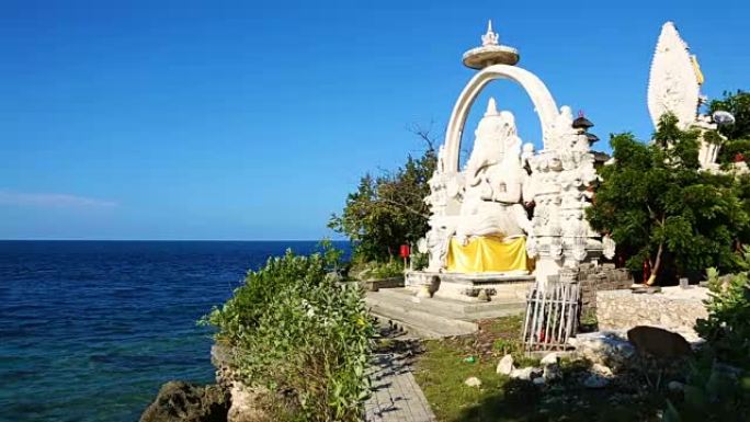 小鹿在巴厘岛北部悬崖上的甘尼萨神社附近觅食