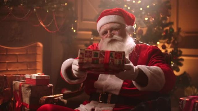 在圣诞节前夕的神奇气氛中，圣诞老人微笑着向相机赠送礼物。
