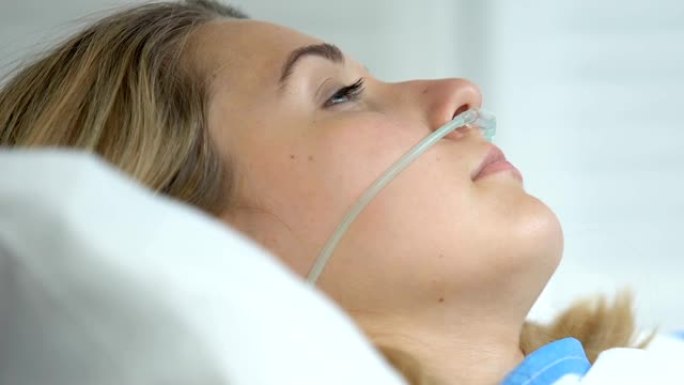 女性住院患者用鼻套管卧床，氧疗，康复