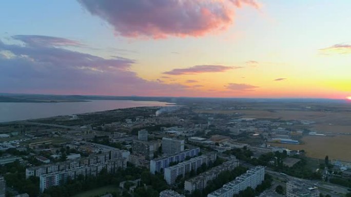 静态无人机拍摄的照片显示了城市上空惊人而美丽的日落