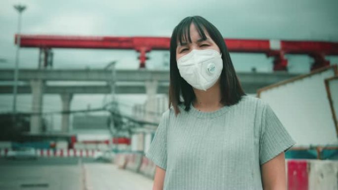 有面罩保护的女人免受空气污染
