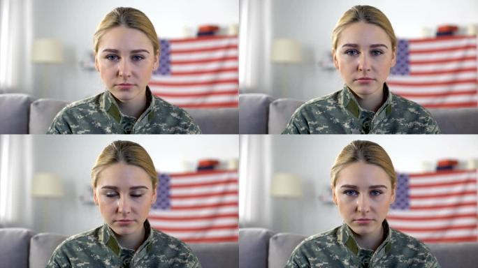 美国女兵对着美国国旗看着镜头哭泣，创伤后应激障碍