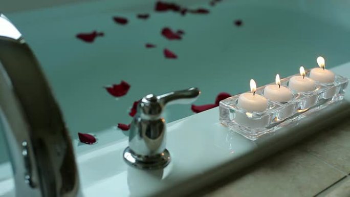 带有蜡烛和玫瑰花瓣的浪漫沐浴