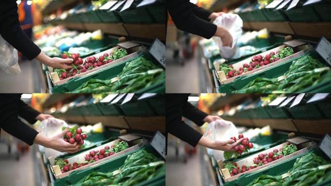 女人在超市买水果。