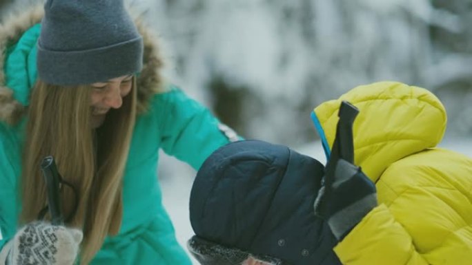 一男一女在冬季森林里越野滑雪