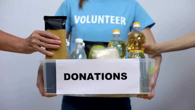 手放食品员工捐款箱，志愿者提供项目慈善活动
