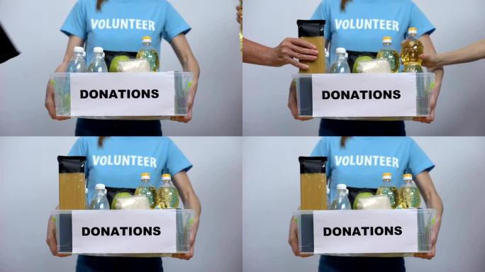 手放食品员工捐款箱，志愿者提供项目慈善活动