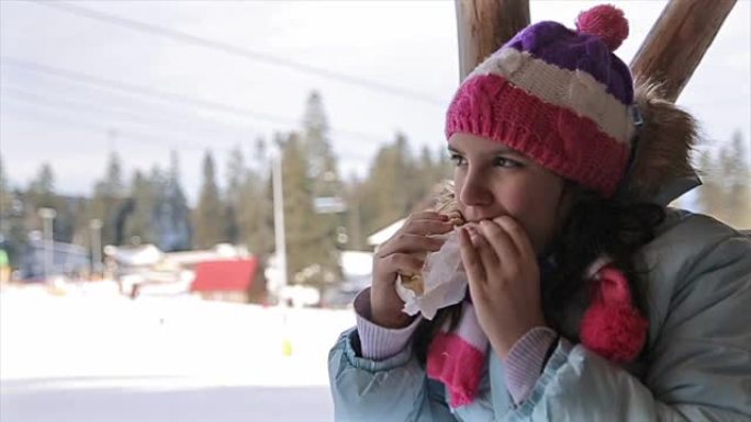 十几岁的女孩在滑雪休息时吃三明治