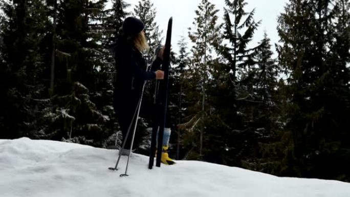 女越野滑雪者准备滑雪通过雪域森林