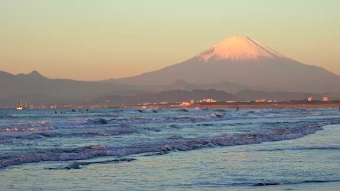 富士山冲浪者晨间海滩