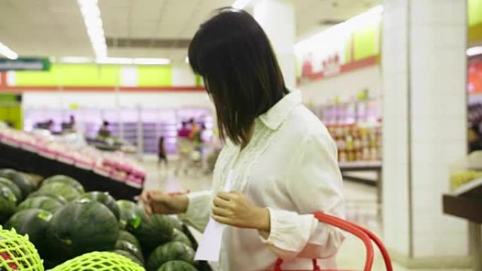 女人在超市买食物女人在超市买食物购物消费